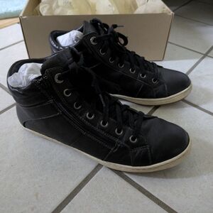 Taos Footwear Black High-Top Women's Sneakers